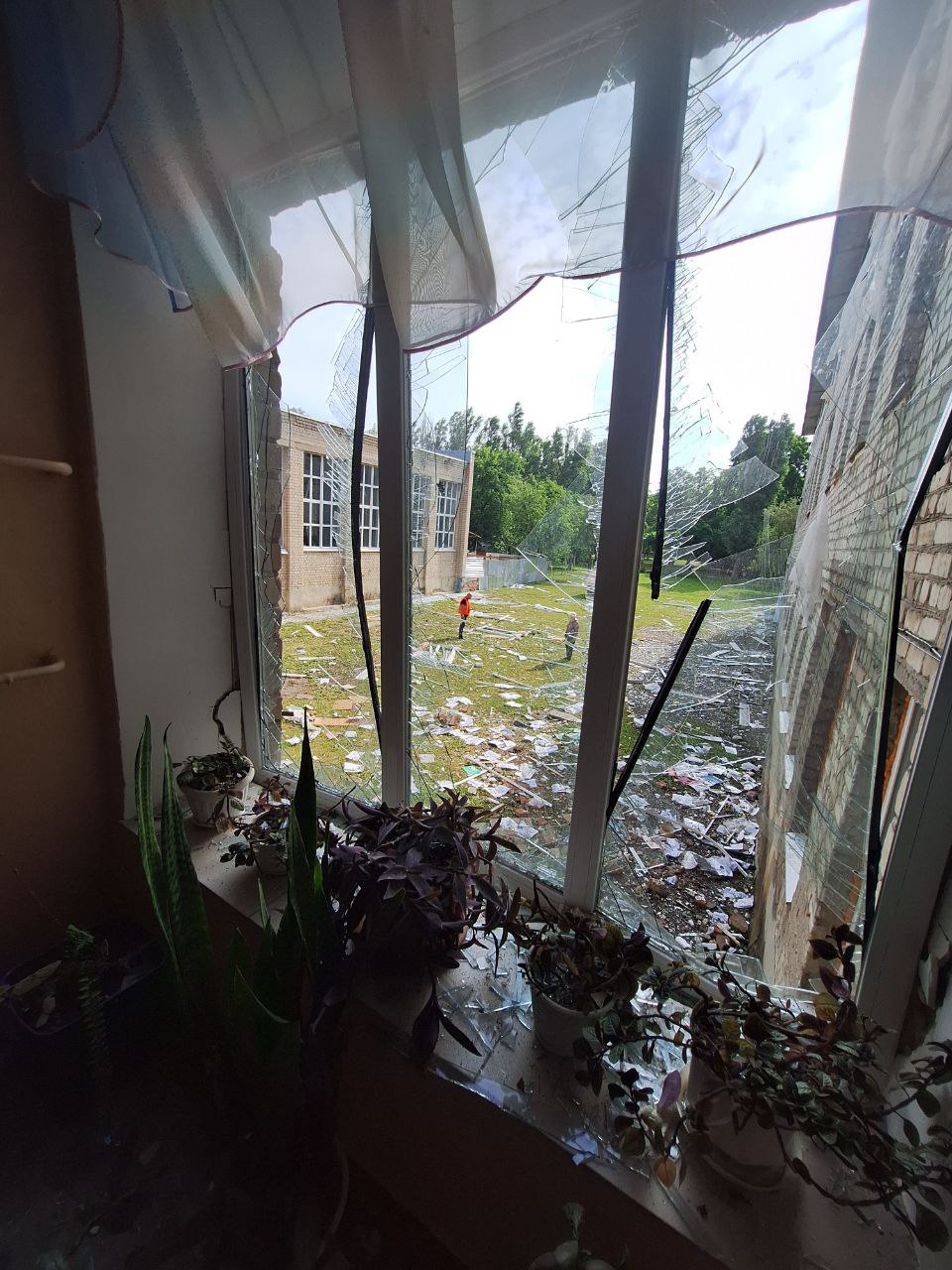 РФ ударила по ліцею у Лозовій.