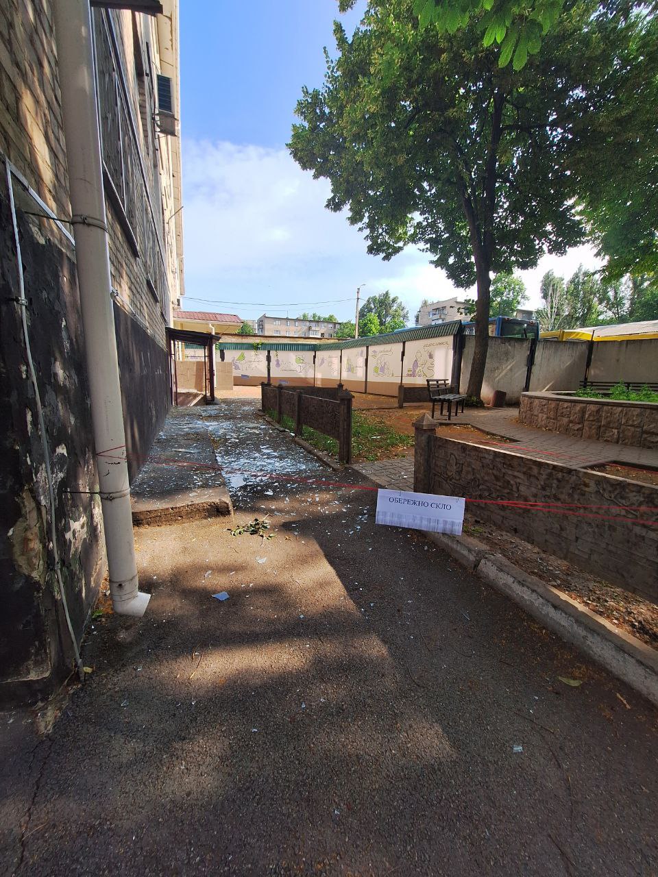 РФ ударила по ліцею у Лозовій.