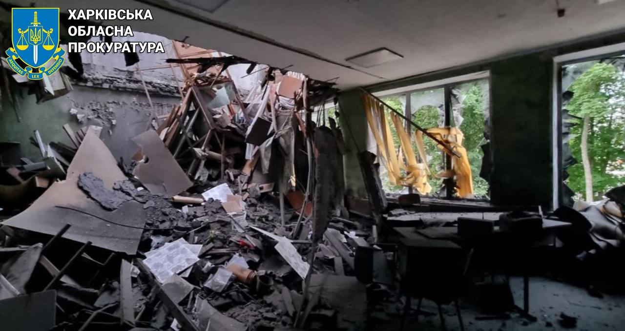 РФ ударила по ліцею у Лозовій.