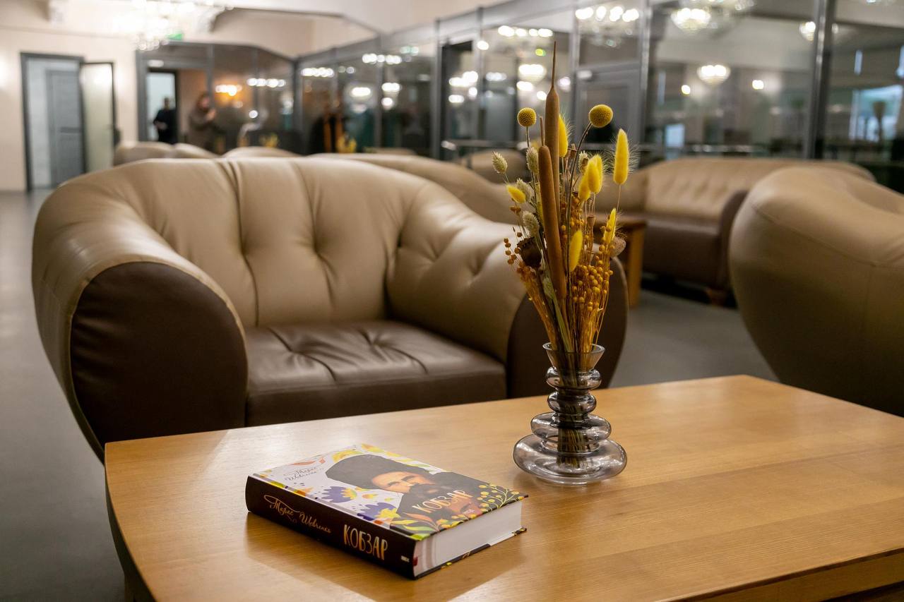 Укрзализныця открыла на харьковском вокзале лаунж "Читальня".