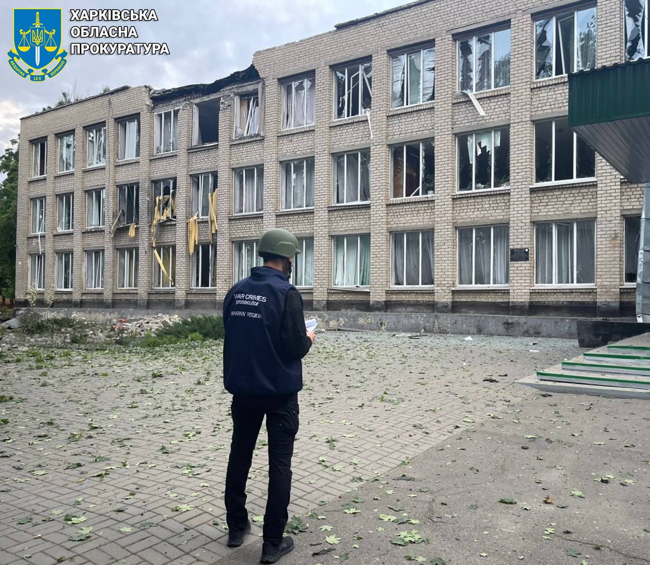 РФ ударила по ліцею у Лозовій.