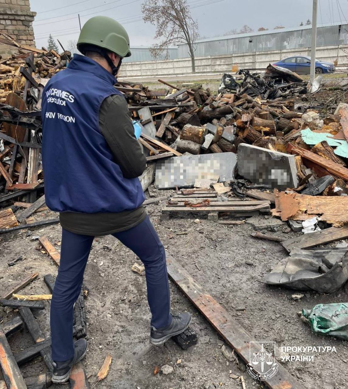 Окупанти обстріляли підприємство з виготовлення пам'ятників у Лозовій.