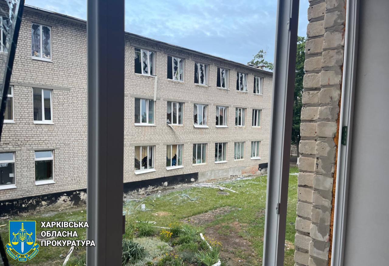 РФ ударила по ліцею у Лозовій.