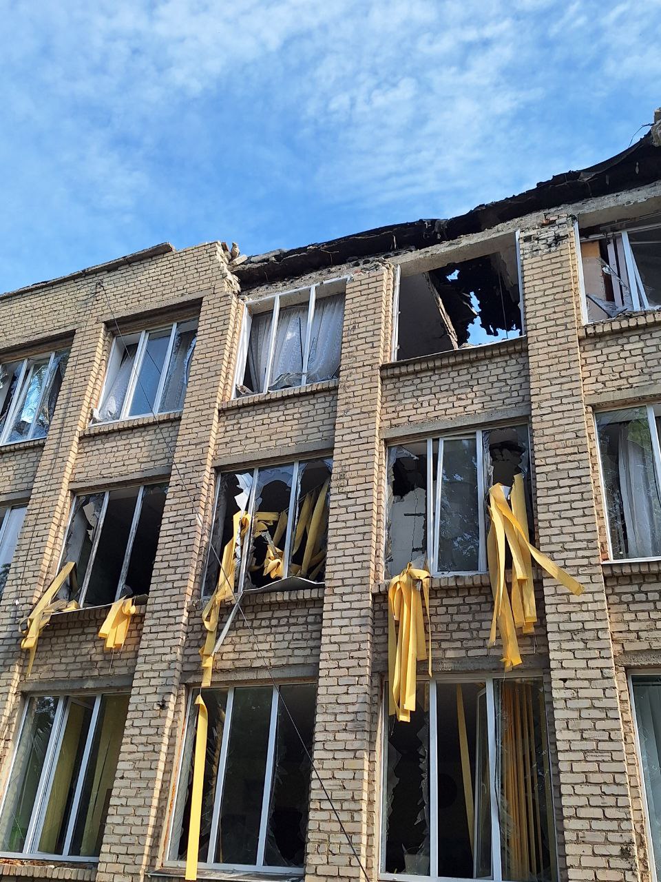 РФ ударила по ліцею у Лозовій.