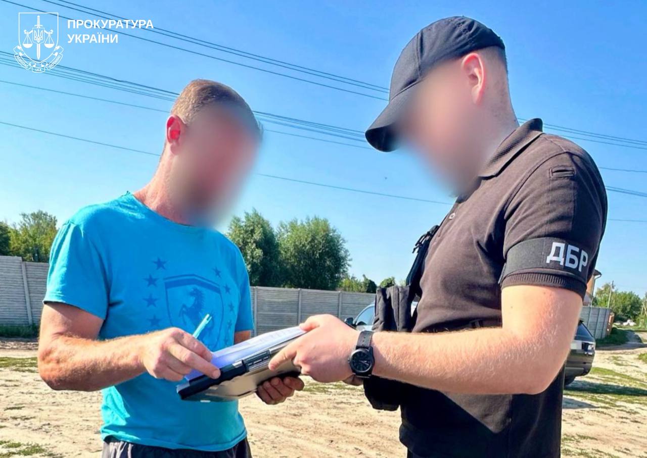 В Харьковской области чиновник прикрывал незаконную рубку деревьев.