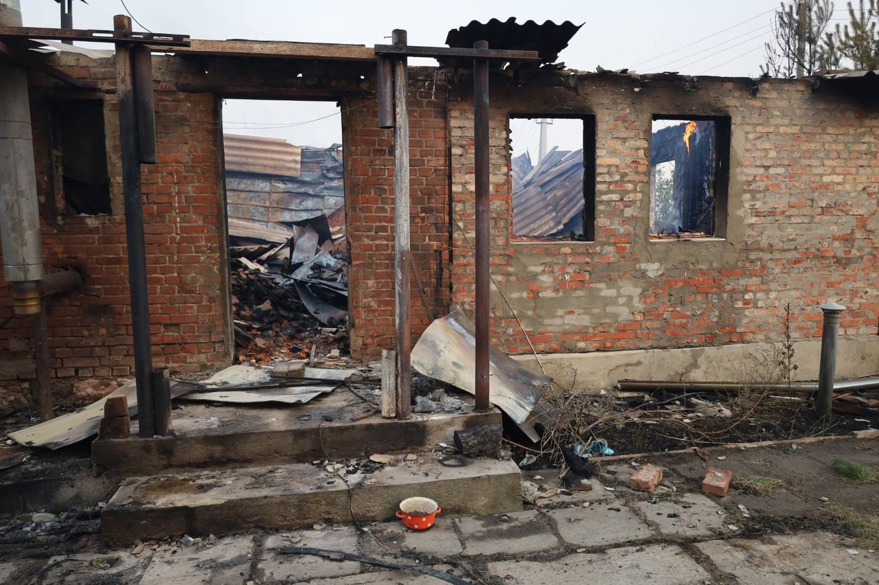 Перекинувся із Донецької області: в Ізюмському районі продовжують боротися із лісовою пожежею.