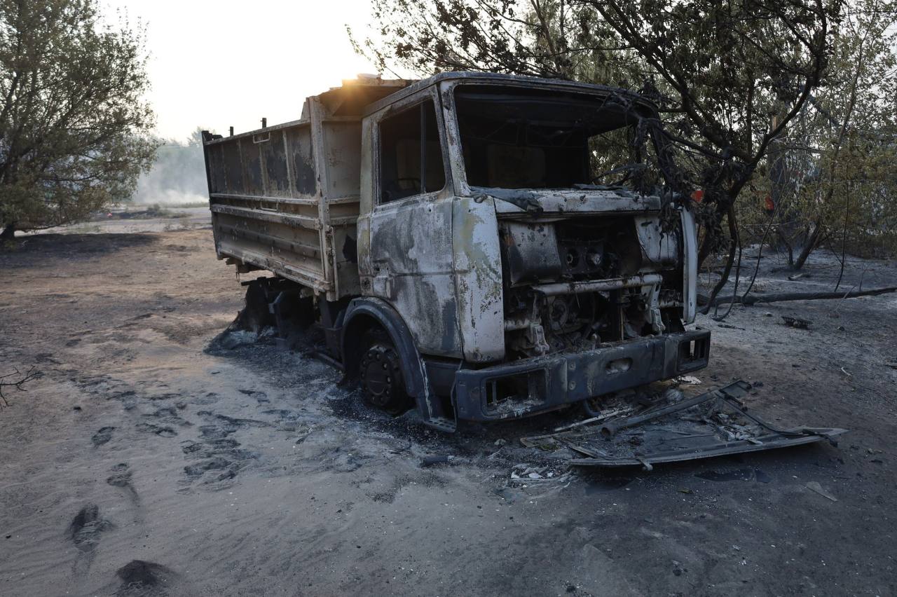 Перекинувся із Донецької області: в Ізюмському районі продовжують боротися із лісовою пожежею.