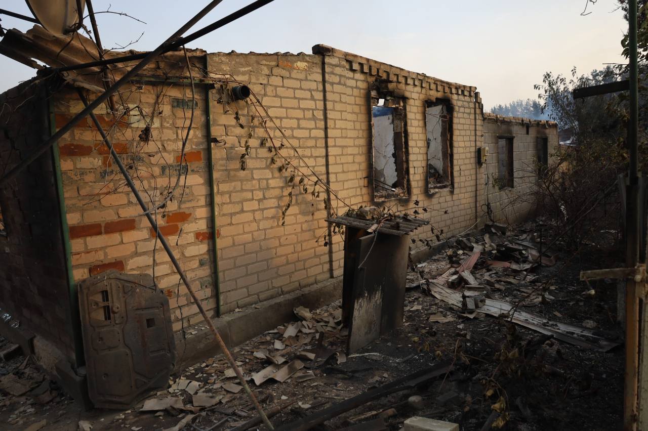 Перекинувся із Донецької області: в Ізюмському районі продовжують боротися із лісовою пожежею.