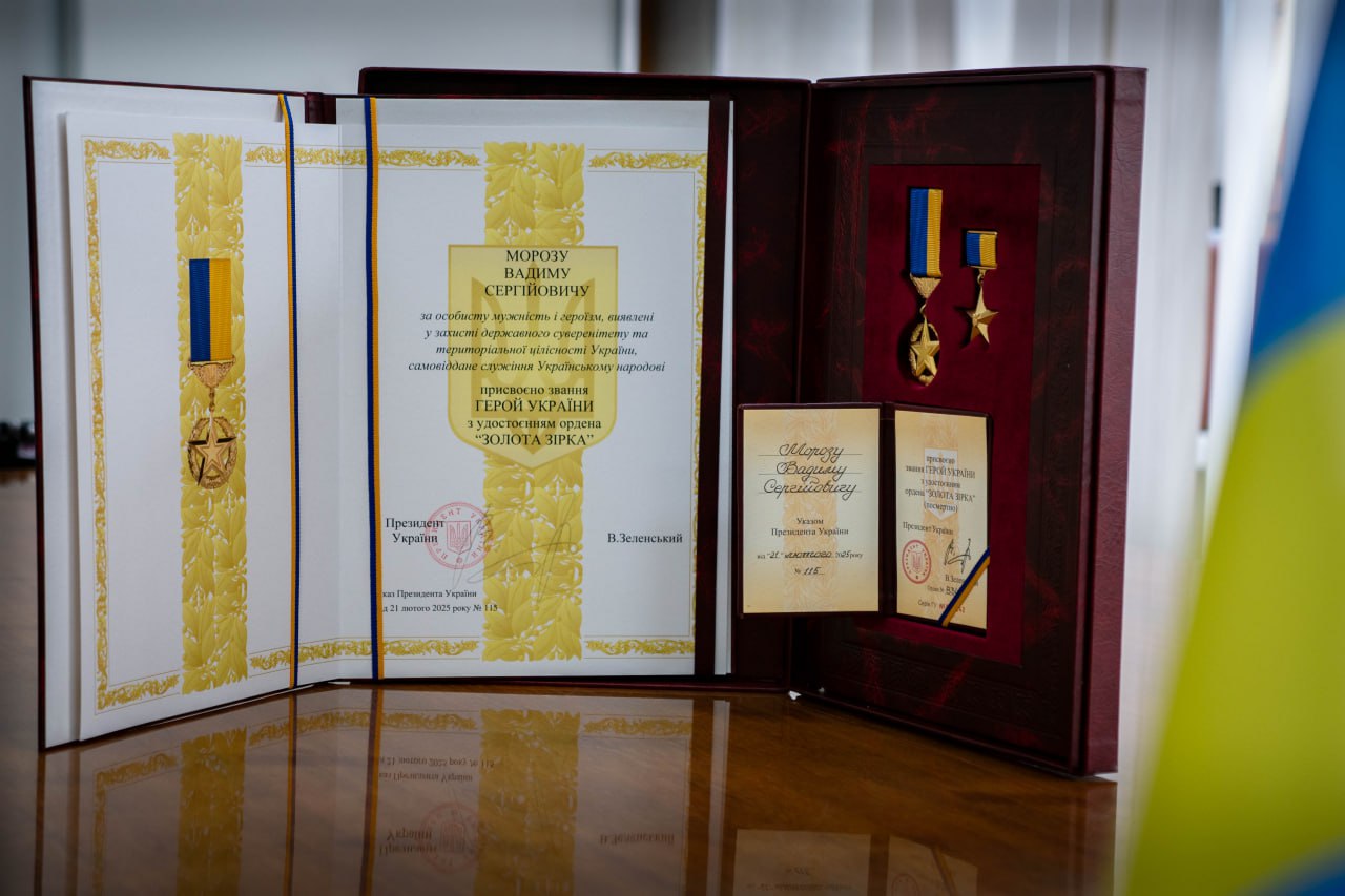 Увел самолет от жилых домов: президент вручил "Золотую Звезду" семье летчика из Харьковской области.