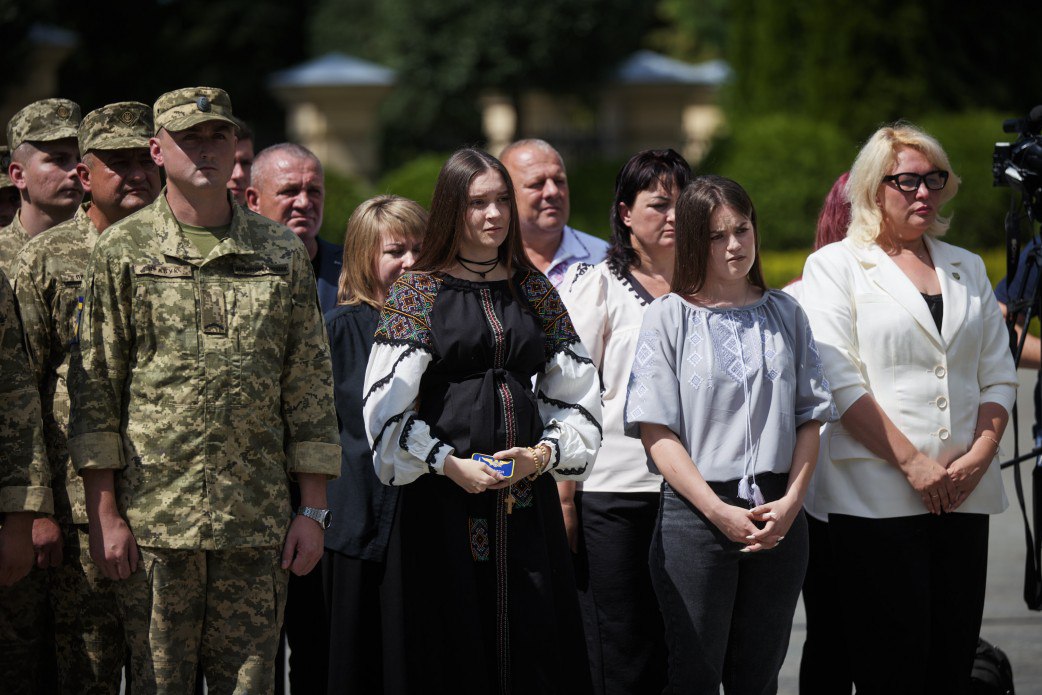 Увел самолет от жилых домов: президент вручил "Золотую Звезду" семье летчика из Харьковской области.