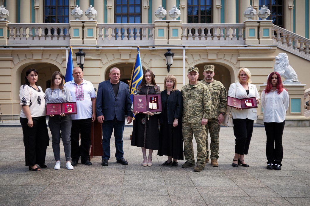 Увел самолет от жилых домов: президент вручил "Золотую Звезду" семье летчика из Харьковской области.