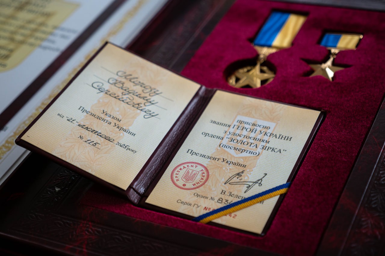 Увел самолет от жилых домов: президент вручил "Золотую Звезду" семье летчика из Харьковской области.