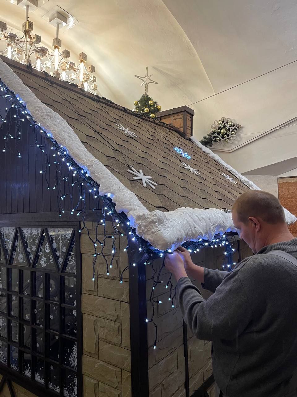 У Харкові на станції метро встановили будиночок святого Миколая.