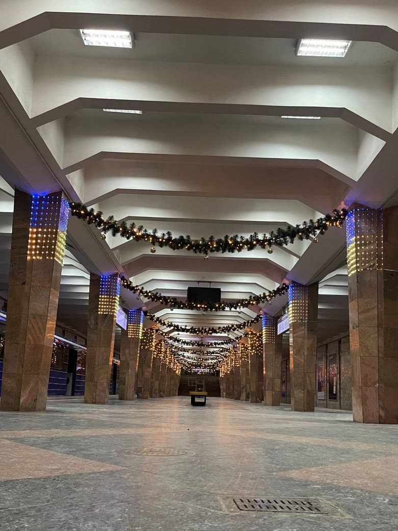 Как украсили перед Новым годом станции метро в Харькове.