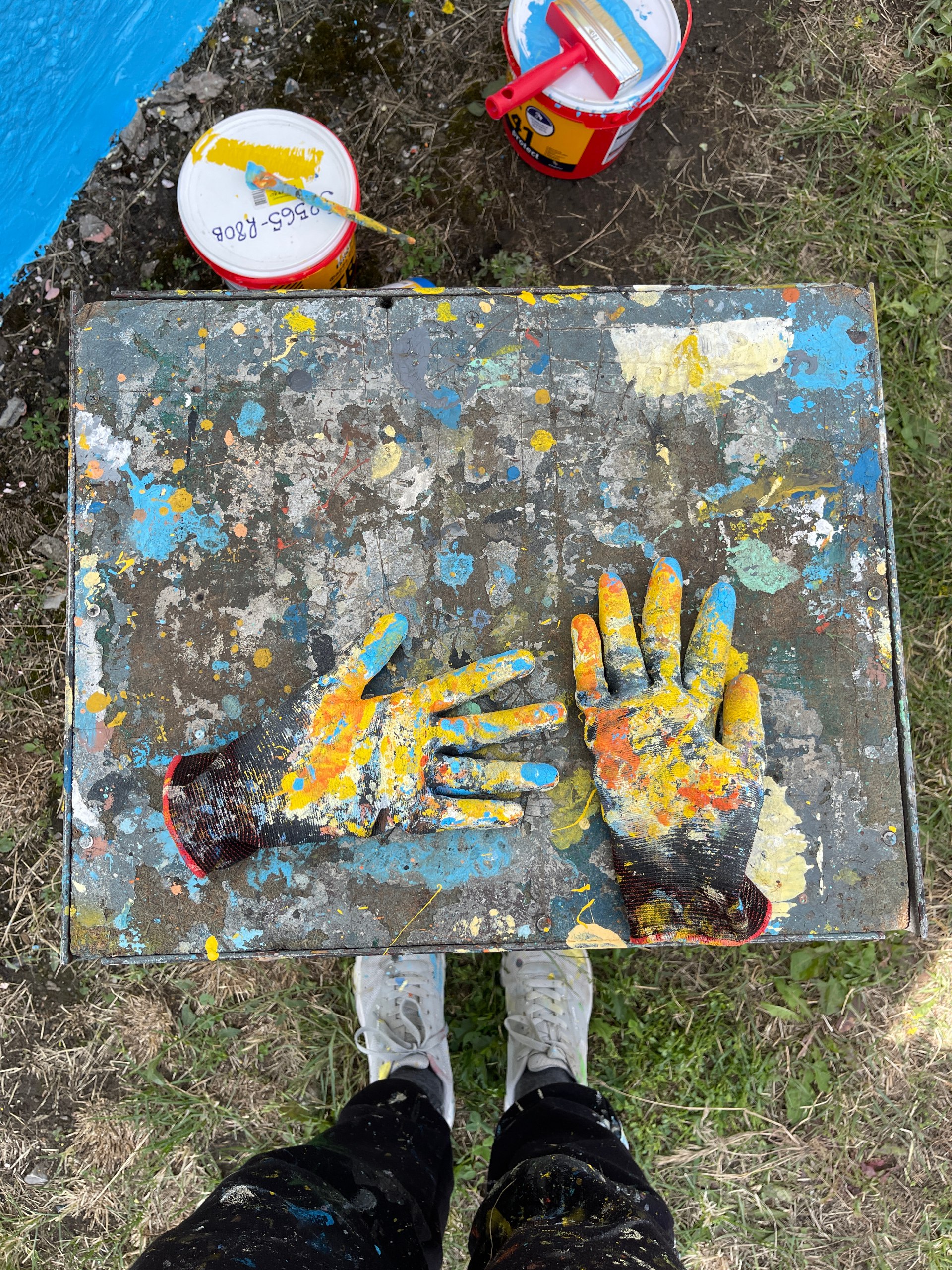 У станции метро "Турбоатом" появился новый арт-объект.