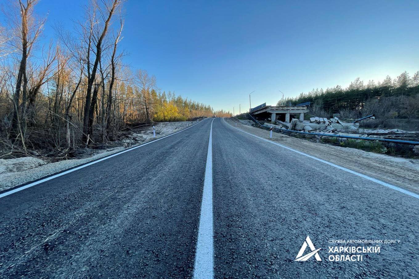 В Ізюмі відкрили тимчасовий міст через річку.