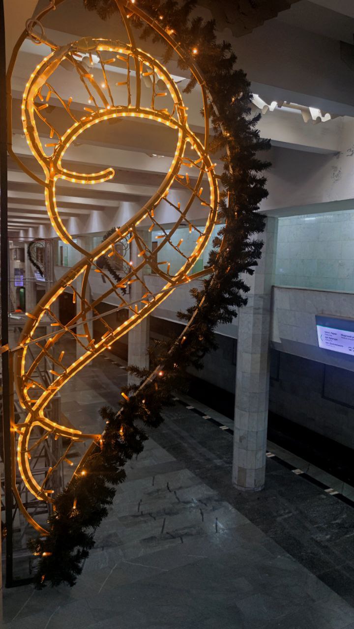 В Харькове начали украшать станции метро к новогодним праздникам.