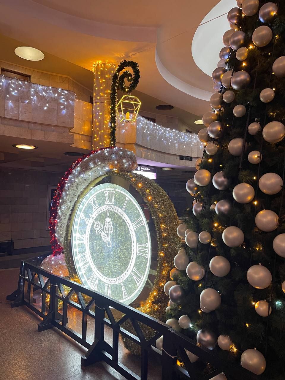 Как выглядит украшенная к Новому году станция метро "Университет".