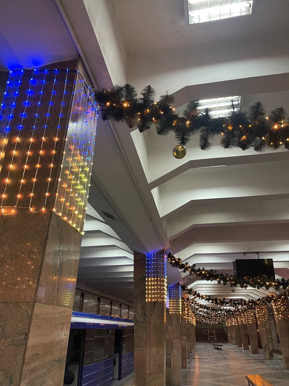 Как украсили перед Новым годом станции метро в Харькове.