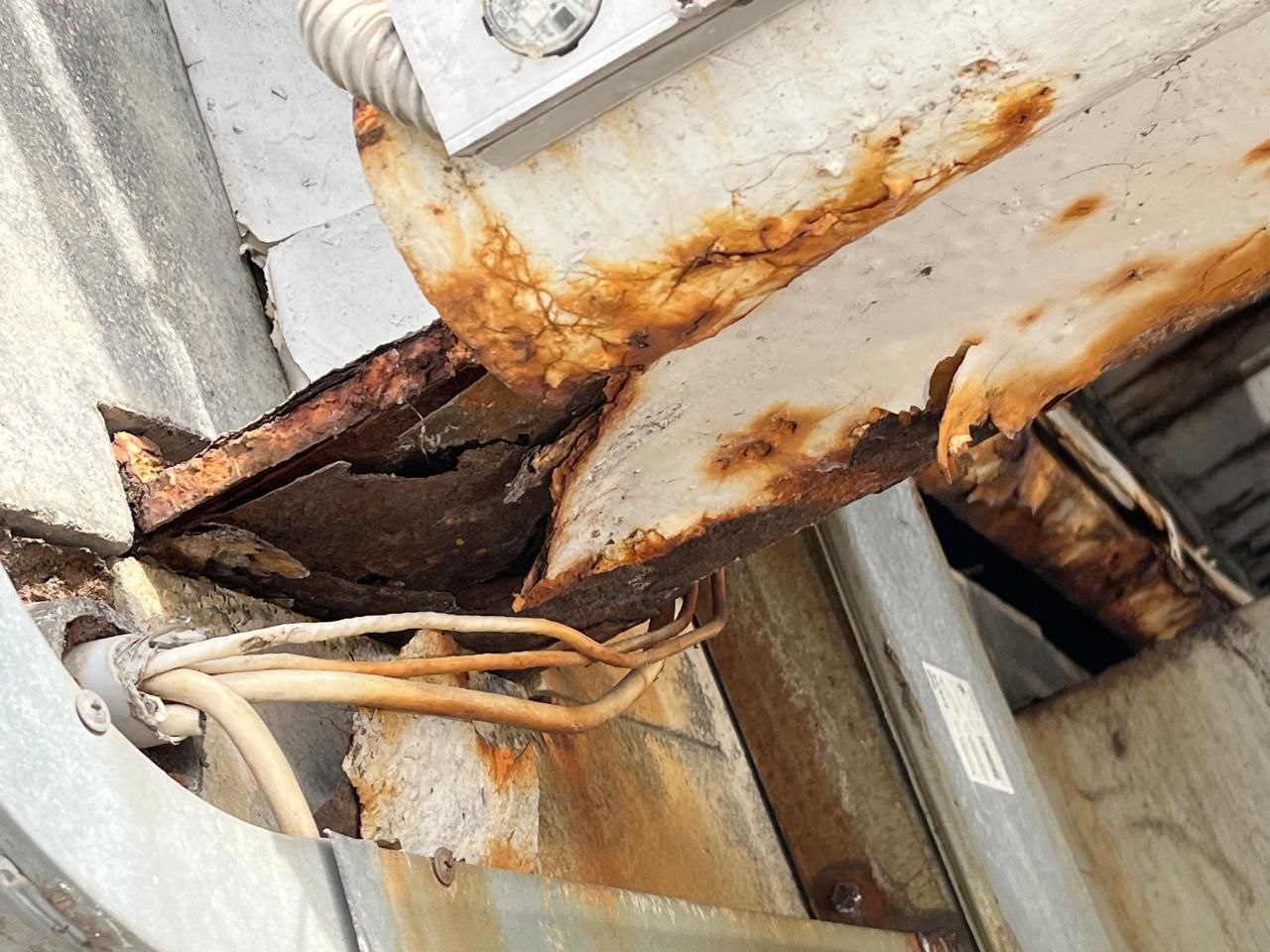 В сквере "Стрелка" в Харькове отремонтируют подвесной мост.