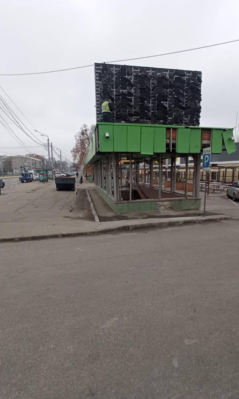 На станцию метро "Научная" прибирают осколки после обстрела.