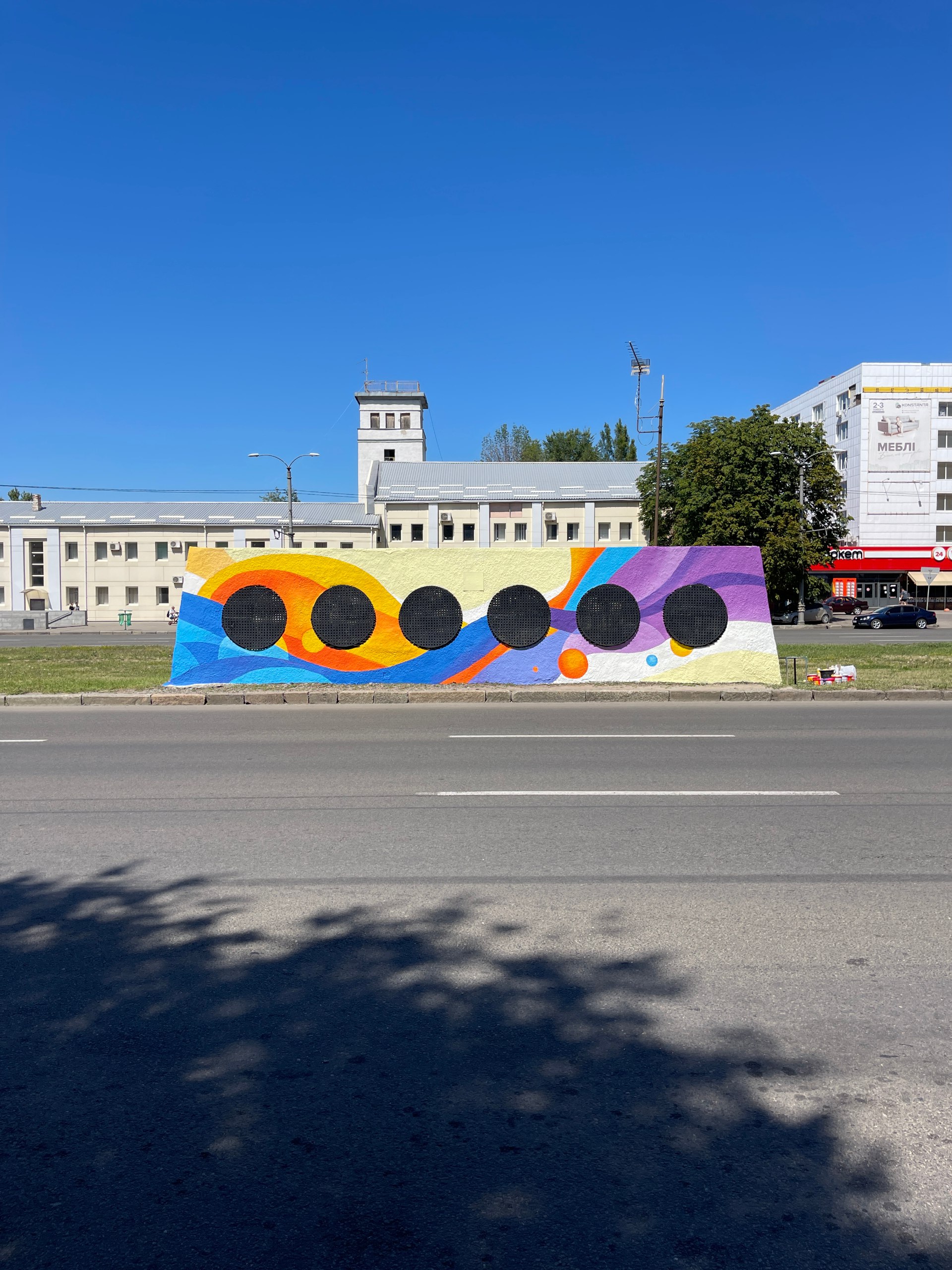 У станции метро "Турбоатом" появился новый арт-объект.