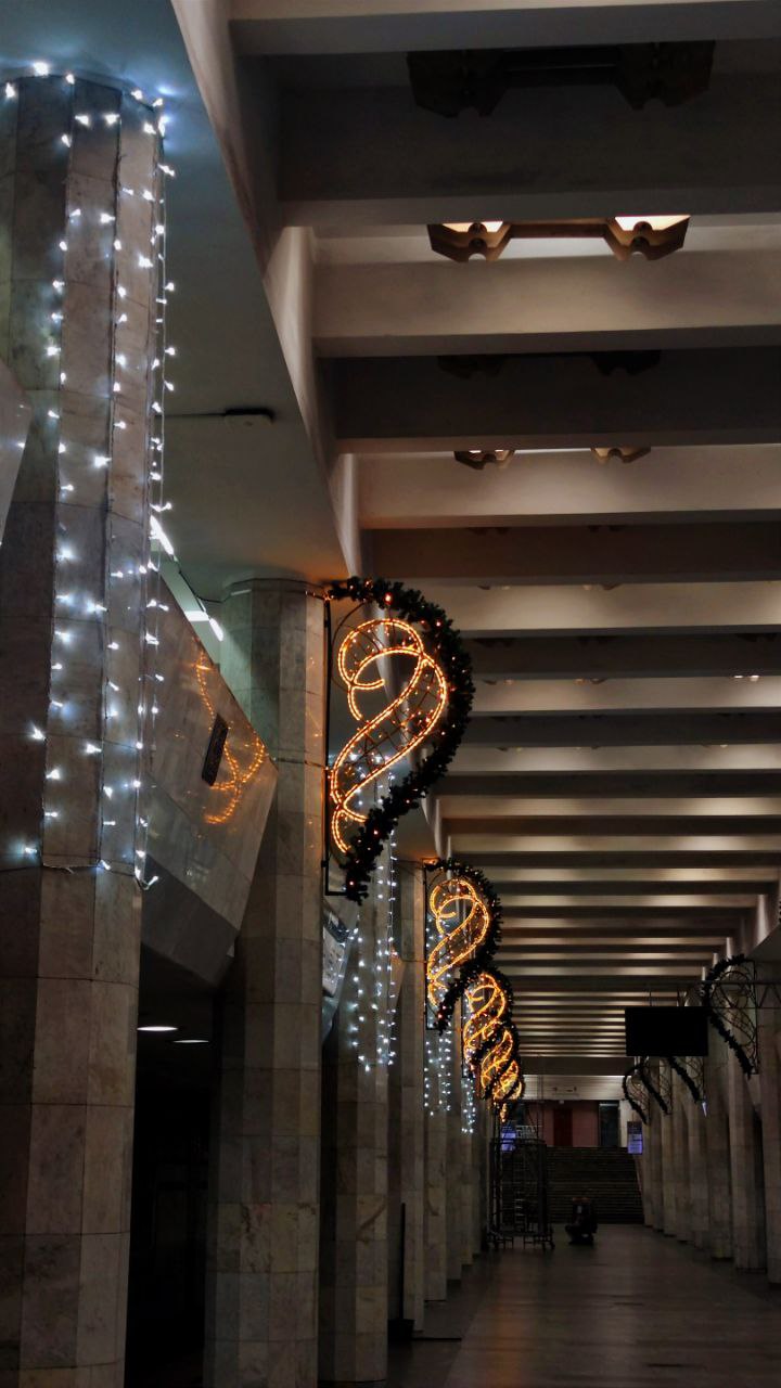 В Харькове начали украшать станции метро к новогодним праздникам.