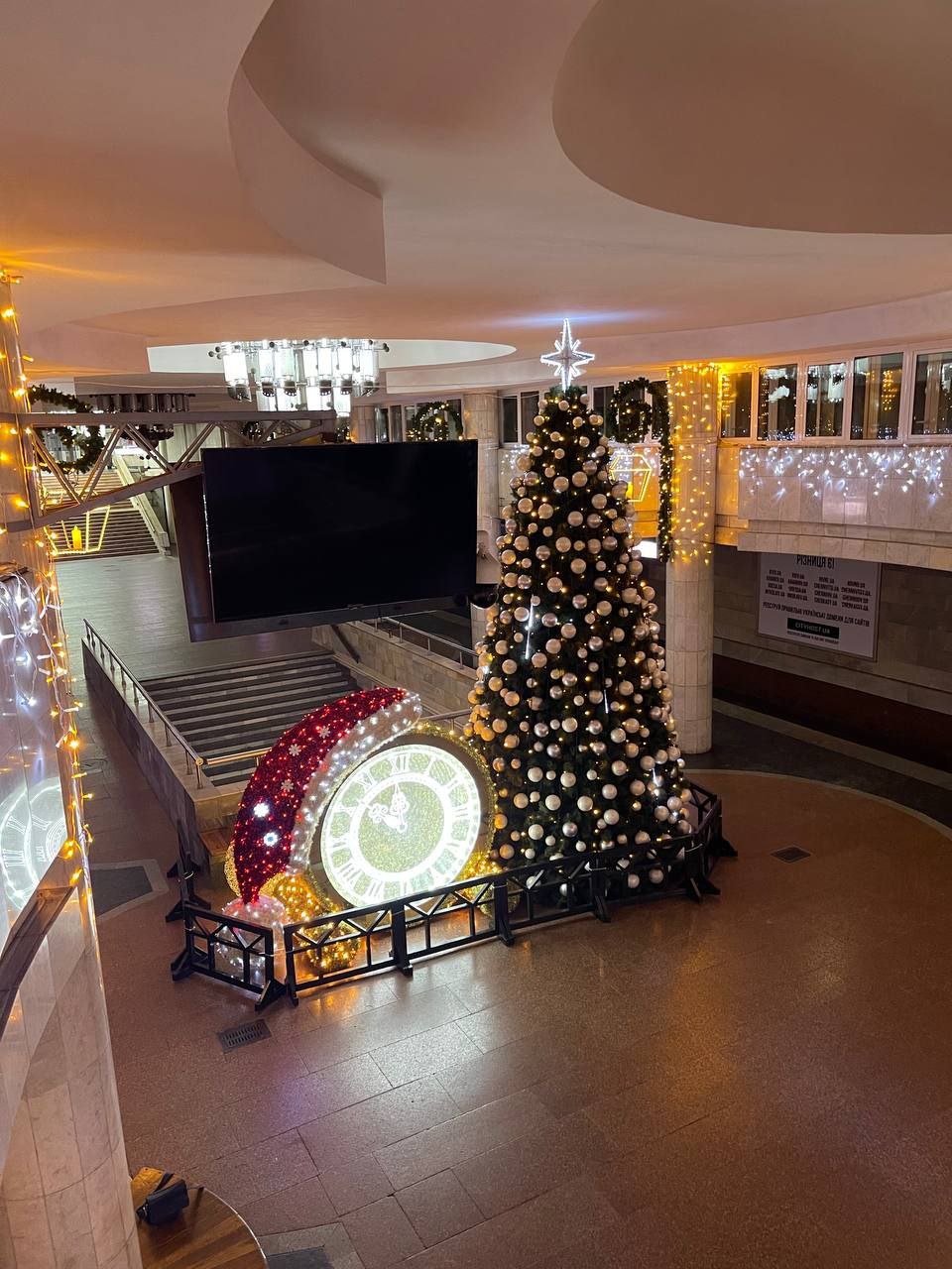 Как выглядит украшенная к Новому году станция метро "Университет".