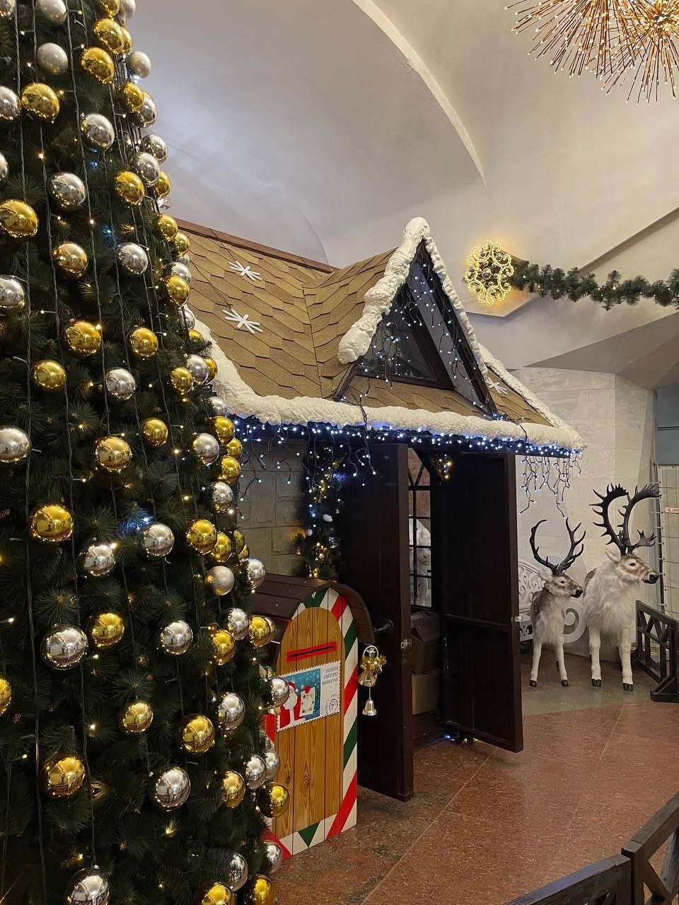 У Харкові на станції метро встановили будиночок святого Миколая.