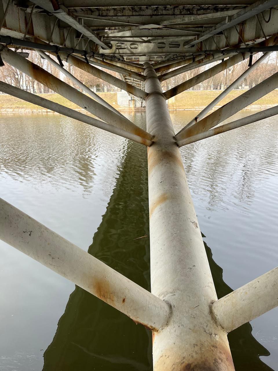 В сквере "Стрелка" в Харькове отремонтируют подвесной мост.