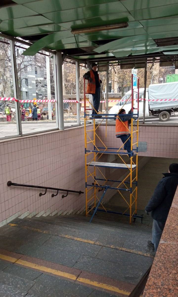 На станцию метро "Научная" прибирают осколки после обстрела.