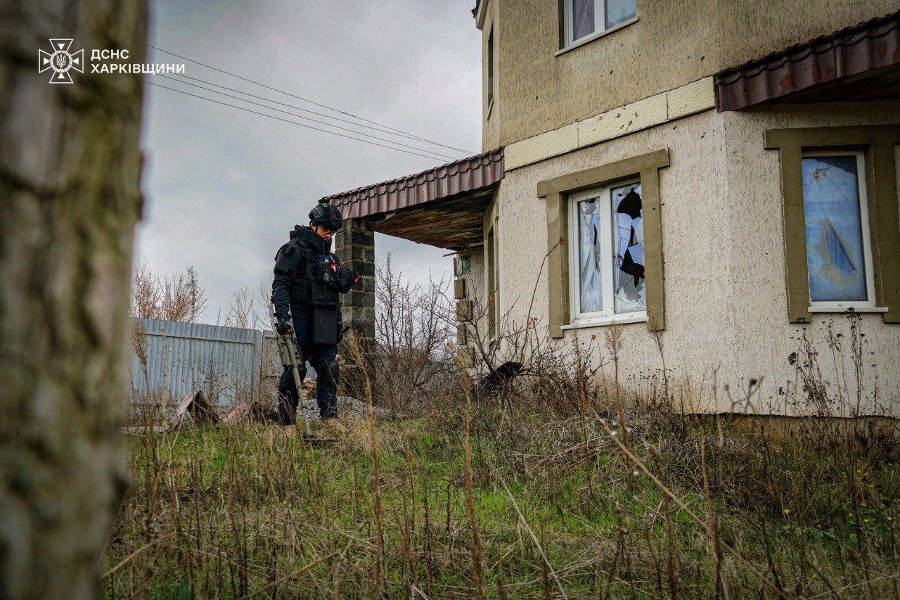 Саперы показали, как разминируют усадьбы в Изюмском районе (фото, видео).