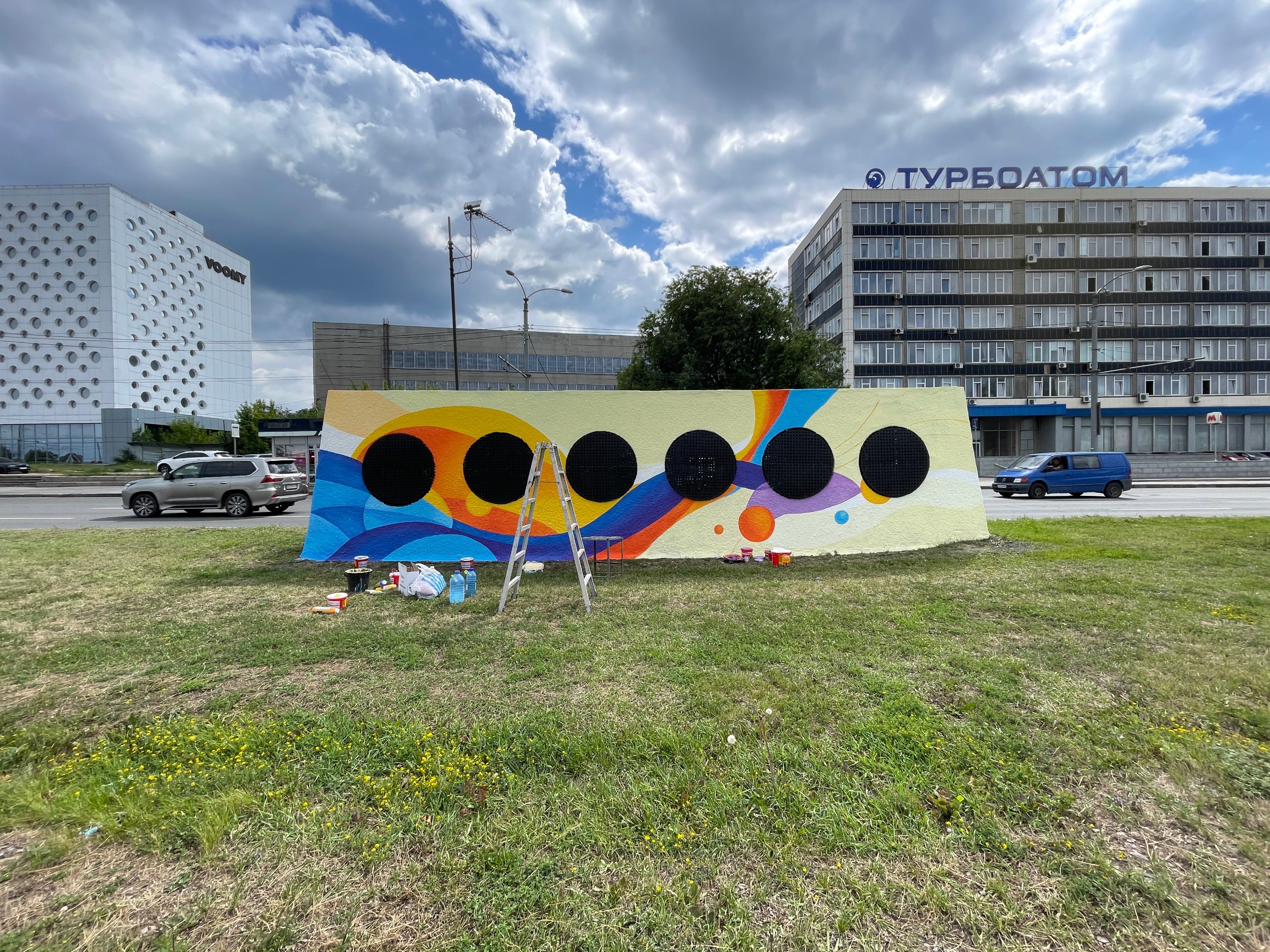 У станции метро "Турбоатом" появился новый арт-объект.