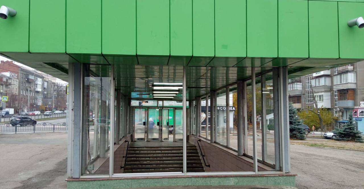 На станцию метро "Научная" прибирают осколки после обстрела.