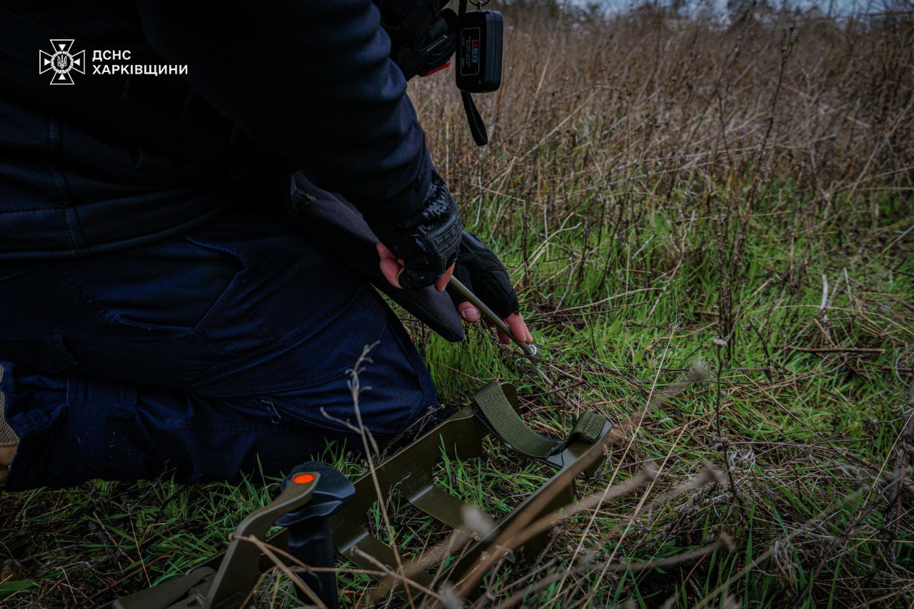 Саперы показали, как разминируют усадьбы в Изюмском районе (фото, видео).