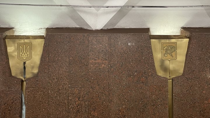 На станции метро "Армейская" в Харькове снимают советскую символику.