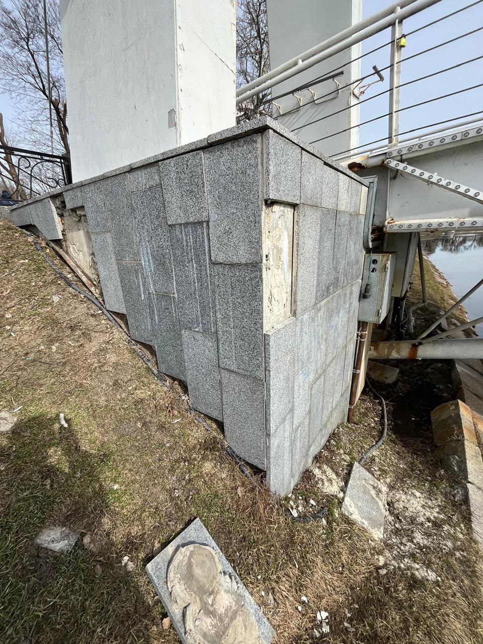 В сквере "Стрелка" в Харькове отремонтируют подвесной мост.