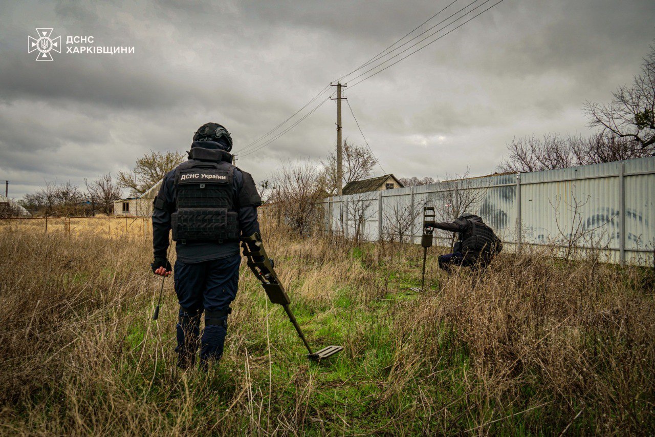Саперы показали, как разминируют усадьбы в Изюмском районе (фото, видео).