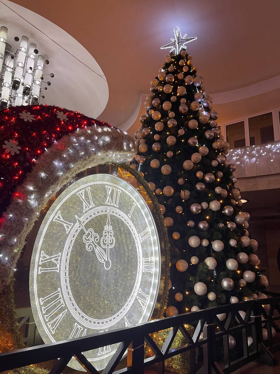 Как выглядит украшенная к Новому году станция метро "Университет".