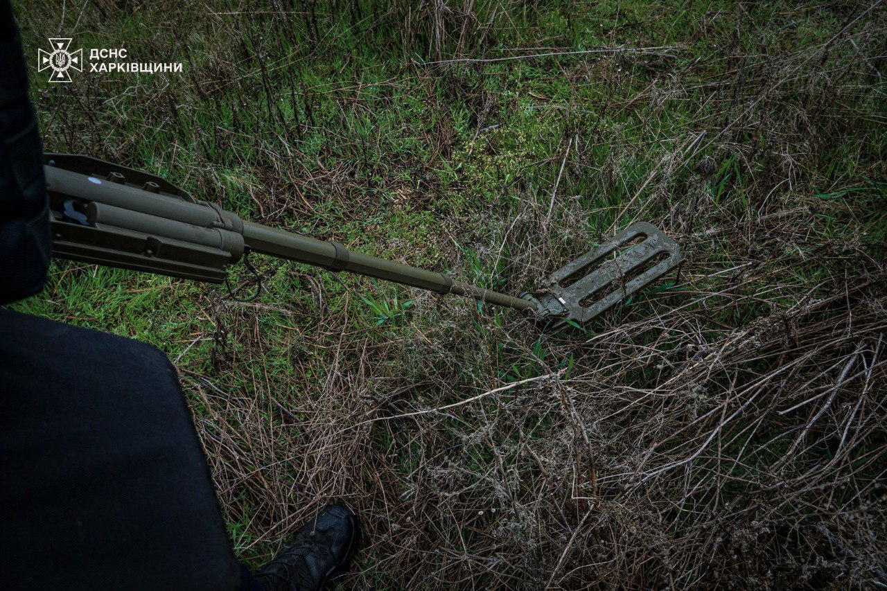 Саперы показали, как разминируют усадьбы в Изюмском районе (фото, видео).