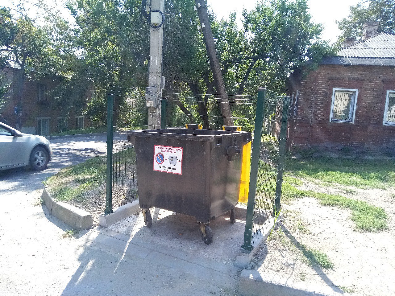 В Харькове устанавливают огороженные площадки с контейнерами для мусора.