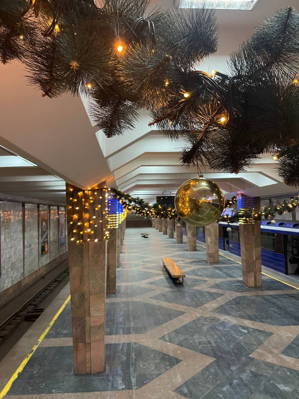 Как украсили перед Новым годом станции метро в Харькове.