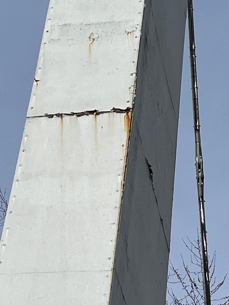 В сквере "Стрелка" в Харькове отремонтируют подвесной мост.