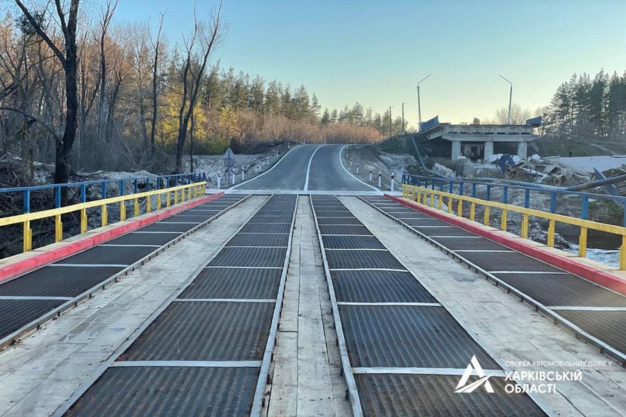 В Ізюмі відкрили тимчасовий міст через річку.