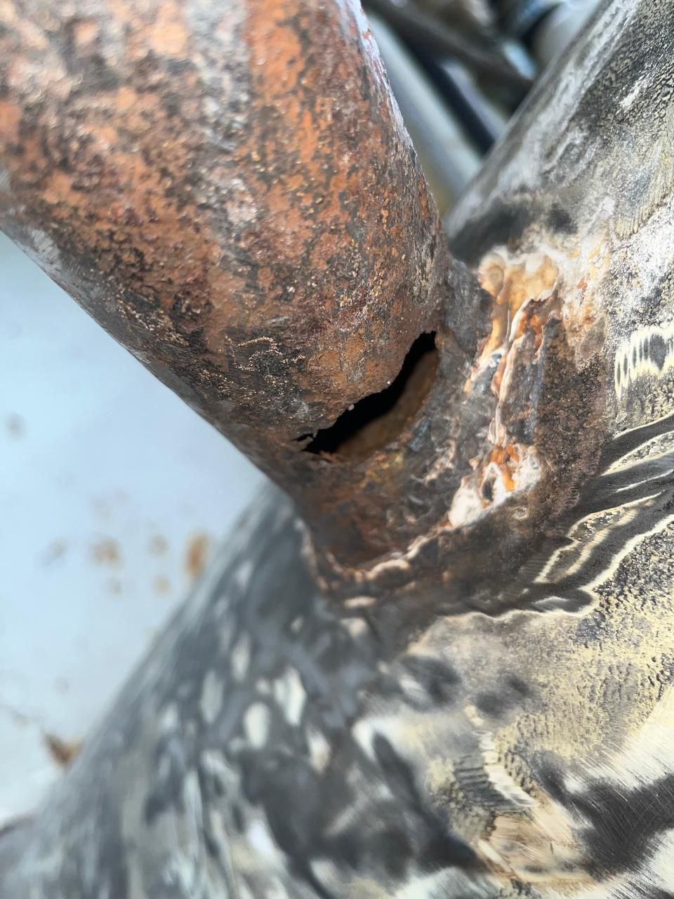 В сквере "Стрелка" в Харькове отремонтируют подвесной мост.