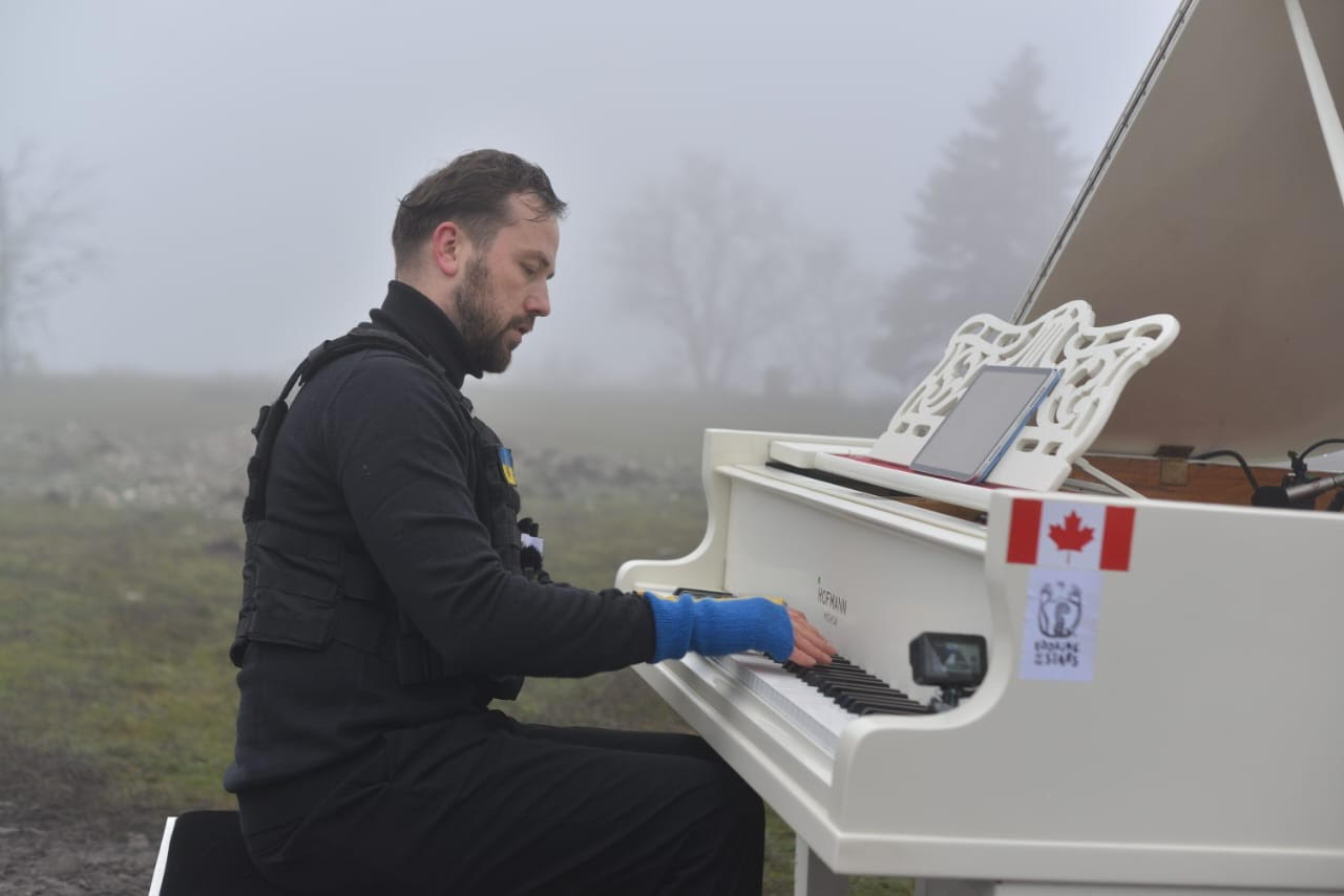 В Изюме выступил известный пианист Дариус Мажинтас.