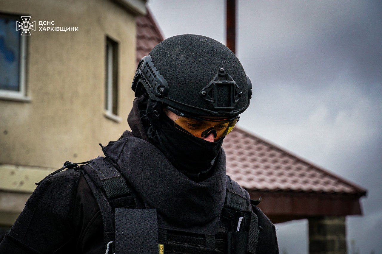 Саперы показали, как разминируют усадьбы в Изюмском районе (фото, видео).