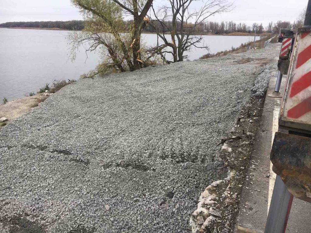 На Печенежском водохранилище восстанавливают мост.