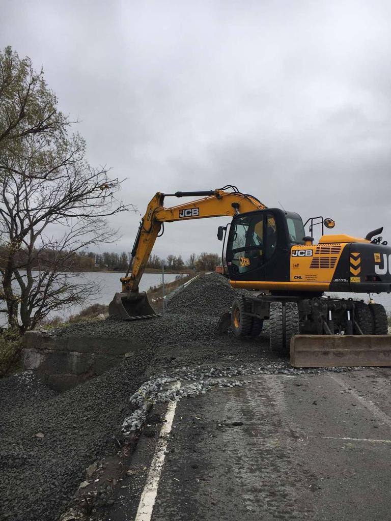 На Печенежском водохранилище восстанавливают мост.
