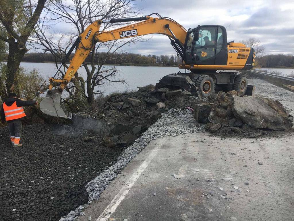 На Печенежском водохранилище восстанавливают мост.